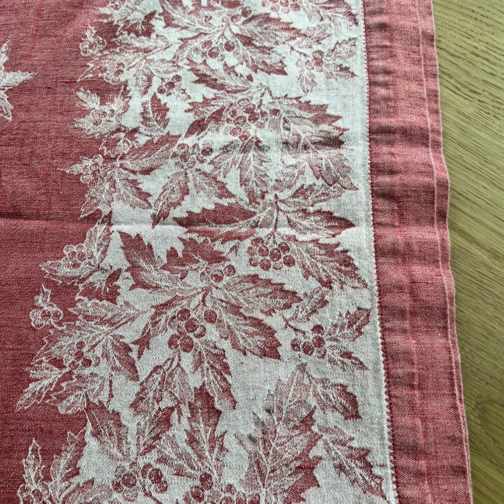Williams Sonoma Christmas Tablecloth (70x90)